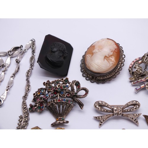 297 - BOX OF VINTAGE AND OLDER BROOCHES, MARCASITE, BONE, SILVER CAMEO, FRENCH JET ETC IN VINTAGE JEWELLER... 