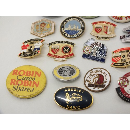 54 - 30 x MISCELLANEOUS BADGES INCLUDING FOOTBALL, BUTLINS, SPEEDWAY ETC