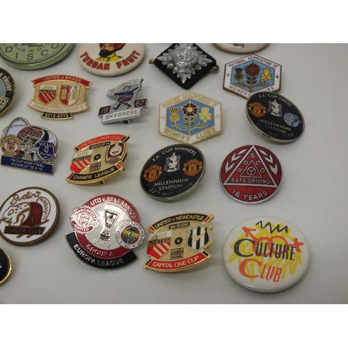 54 - 30 x MISCELLANEOUS BADGES INCLUDING FOOTBALL, BUTLINS, SPEEDWAY ETC