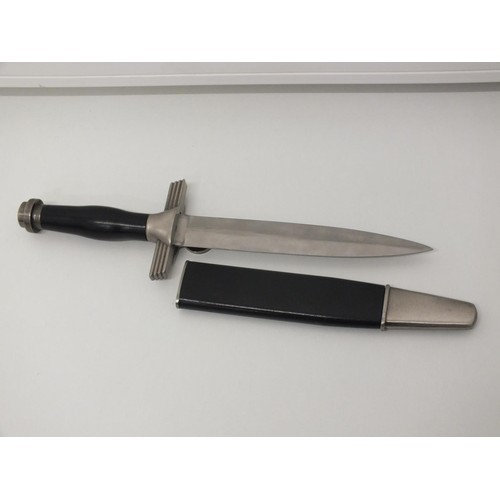 339 - BOOT TRENCH FIGHTING  KNIFE IN SCABBARD