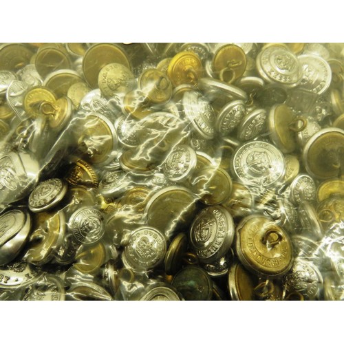 146 - APPROXIMATELY 2KG BAG OF UNIFORM BUTTONS, POLICE, FIRE BRIGADE, MILITARY ETC SOME COLLARS