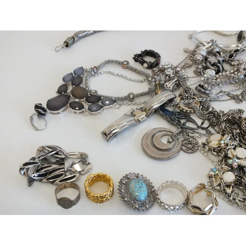 270 - JOBLOT OF ASSORTED VINTAGE JEWELLERY INCLUDES NECKLACES, BRACELETS, BROOCHES, RINGS ETC