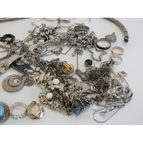 270 - JOBLOT OF ASSORTED VINTAGE JEWELLERY INCLUDES NECKLACES, BRACELETS, BROOCHES, RINGS ETC