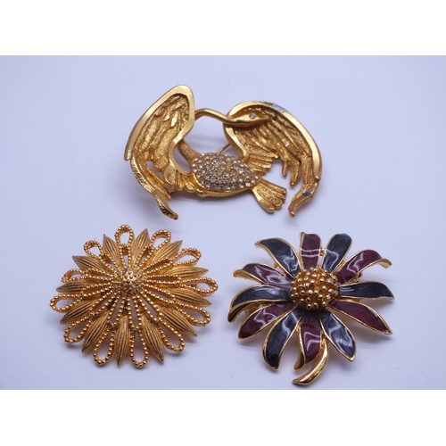 276 - FIVE VINTAGE QUALITY BROOCHES INCLUDES LARGE SARAH COVENTRY STAR SWIRL ENAMEL FLOWER ETC