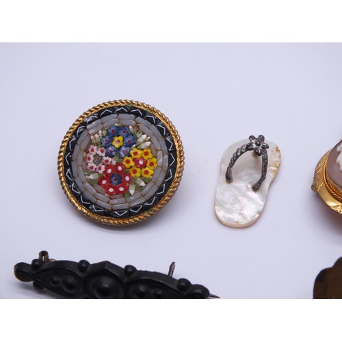 287 - SEVEN ANTIQUE VINTAGE BROOCHES AND PENDANTS INCLUDES CARVED JET MOURNING BROOCH, MICRO MOSAIC, ROLLE... 