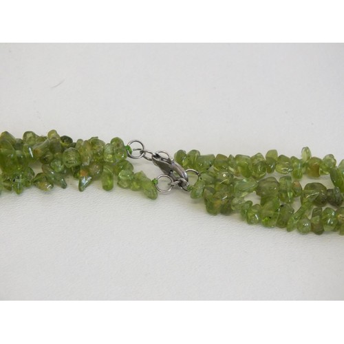 289 - VINTAGE TRIPLE STRAND PERIDOT CHIP BEAD NECKLACE WITH SILVER CLASP 20