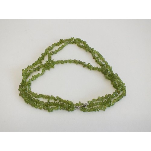 289 - VINTAGE TRIPLE STRAND PERIDOT CHIP BEAD NECKLACE WITH SILVER CLASP 20