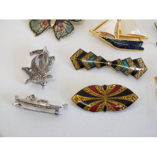 290 - 14 VINTAGE BROOCHES INCLUDES ENAMEL SHIPS, MARCASITE ETCH ALL IN GOOD CONDITION