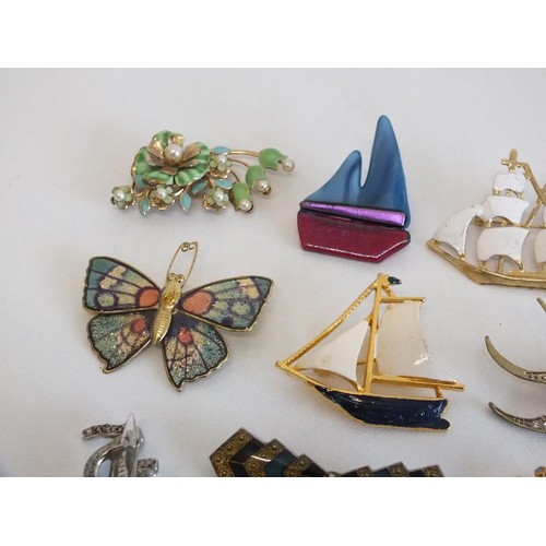 290 - 14 VINTAGE BROOCHES INCLUDES ENAMEL SHIPS, MARCASITE ETCH ALL IN GOOD CONDITION