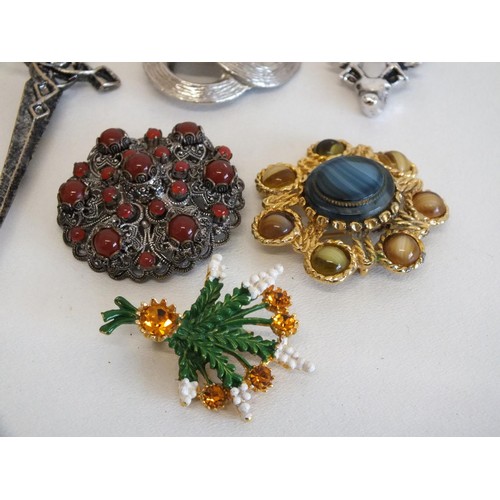 291 - 10 x VINTAGE BROOCHES AND SCARF CLIPS INCLUDES SCOTTISH, MINK, BUTTERFLY ETC