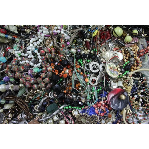 434 - 10kg UNSORTED COSTUME JEWELLERY inc. Bangles, Necklaces, Rings, Earrings.