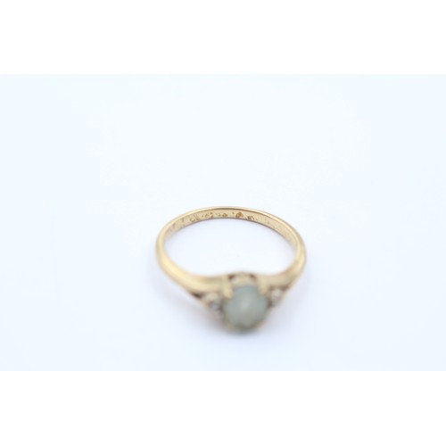 424 - 9ct gold blue topaz & diamond trilogy ring (2.1g) SIZE M