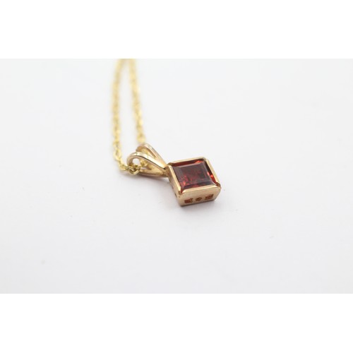 428 - 9ct gold garnet solitaire pendant necklace (2.2g)