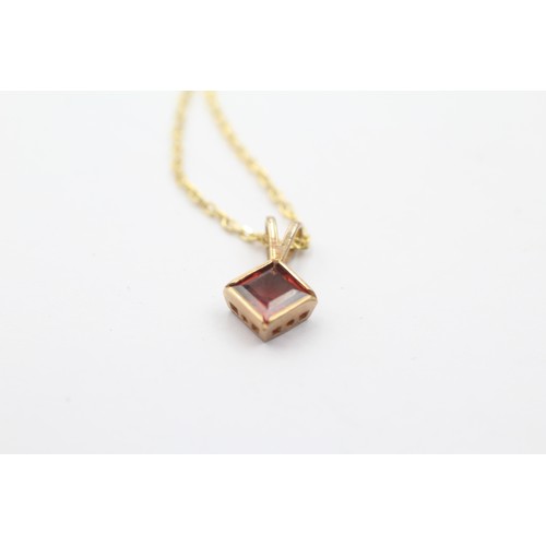 428 - 9ct gold garnet solitaire pendant necklace (2.2g)