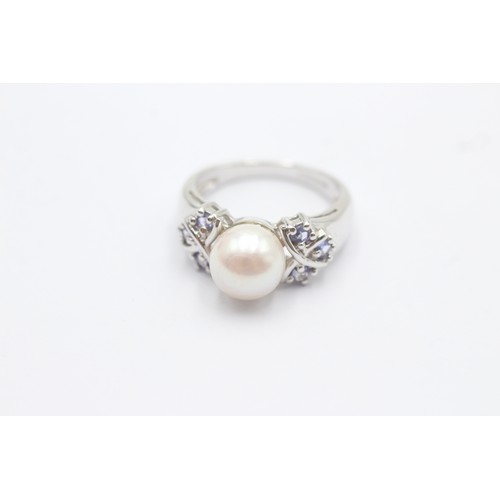 472 - 9ct white gold cultured pearl & tanzanite dress ring (3.9g) SIZE M