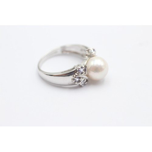 472 - 9ct white gold cultured pearl & tanzanite dress ring (3.9g) SIZE M