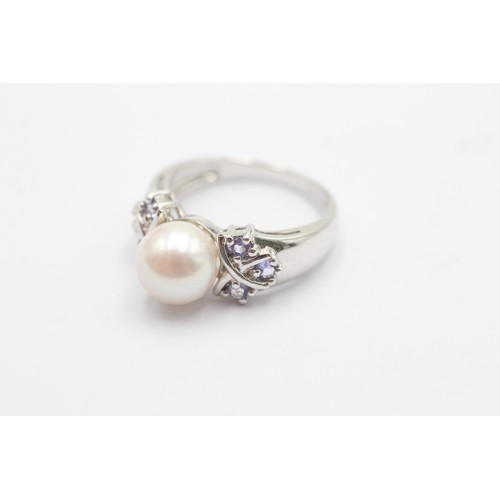 472 - 9ct white gold cultured pearl & tanzanite dress ring (3.9g) SIZE M