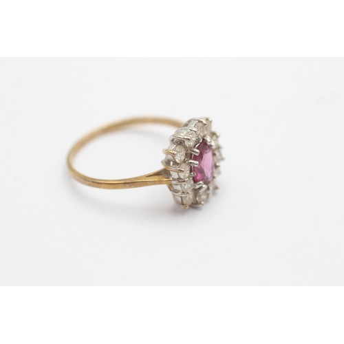 492 - 9ct gold purple garnet & clear gemstone cluster ring (2.4g) SIZE P