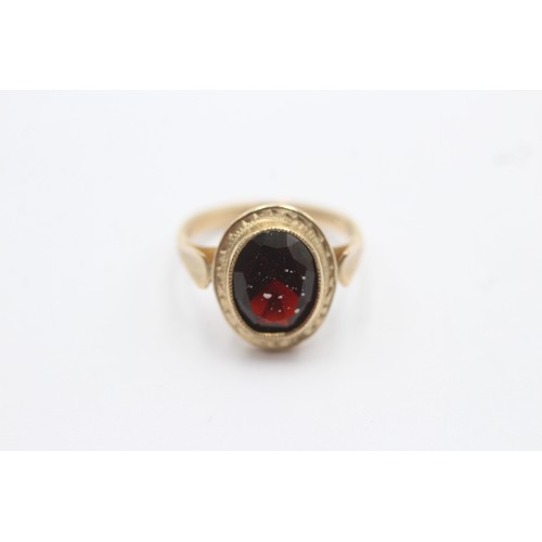 496 - 9ct gold garnet single stone ring (3.2g) SIZE L