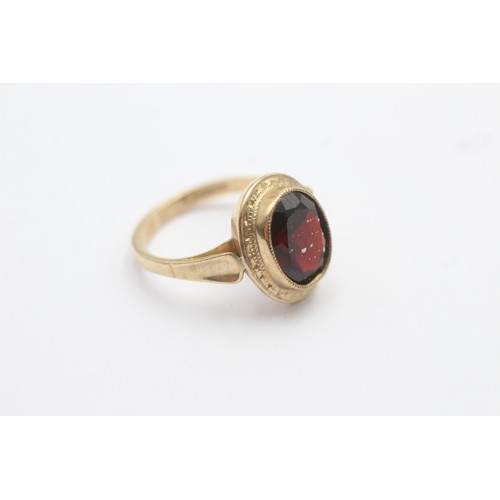 496 - 9ct gold garnet single stone ring (3.2g) SIZE L