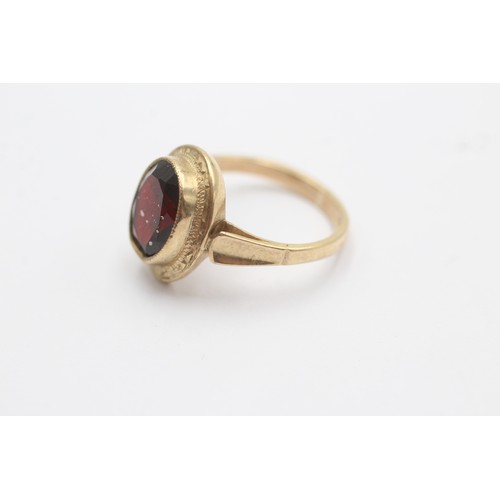 496 - 9ct gold garnet single stone ring (3.2g) SIZE L