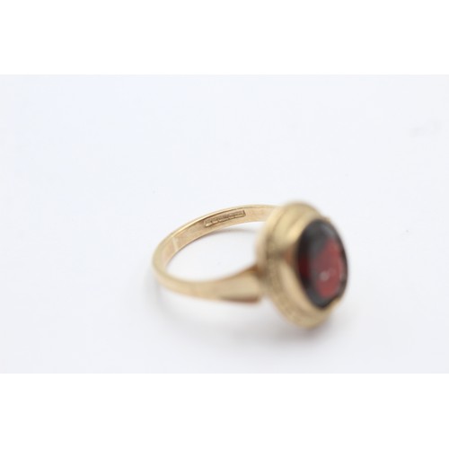 496 - 9ct gold garnet single stone ring (3.2g) SIZE L