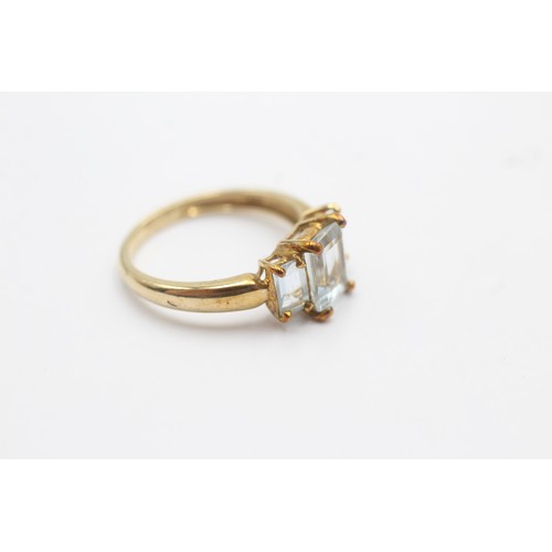 504 - 9ct gold aquamarine three stone ring (1.9g) SIZE J