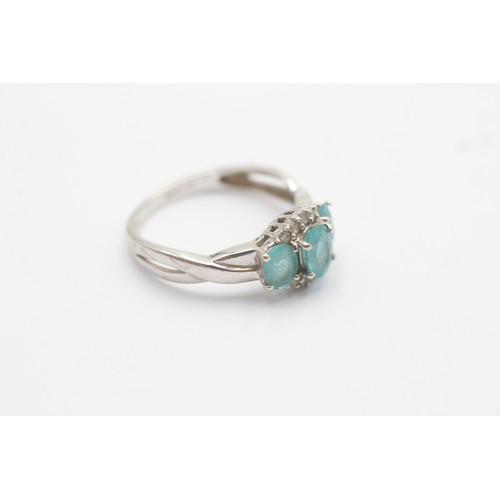 524 - 9ct white gold blue apatite three stone ring with diamond accents (2.7g) SIZE O