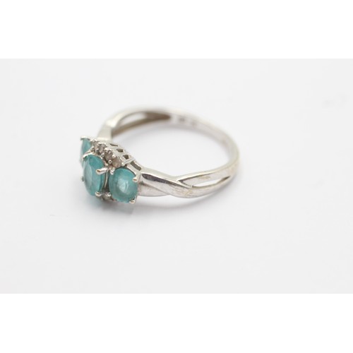 524 - 9ct white gold blue apatite three stone ring with diamond accents (2.7g) SIZE O