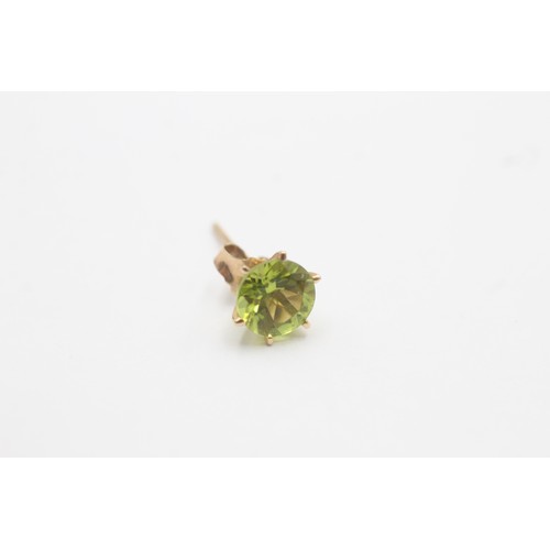 536 - 9ct gold peridot stud earrings (1.3g)