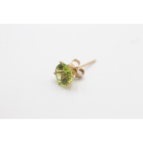 536 - 9ct gold peridot stud earrings (1.3g)