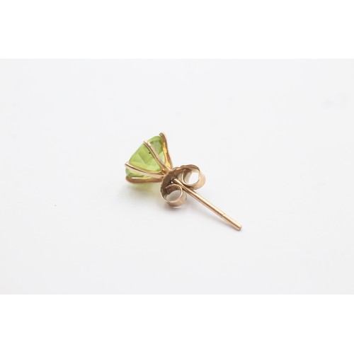 536 - 9ct gold peridot stud earrings (1.3g)