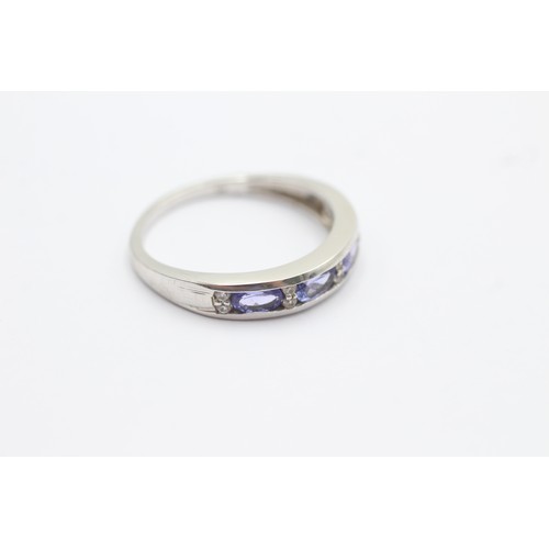 580 - 9ct white gold tanzanite & white gemstone band ring (3.1g) SIZE S