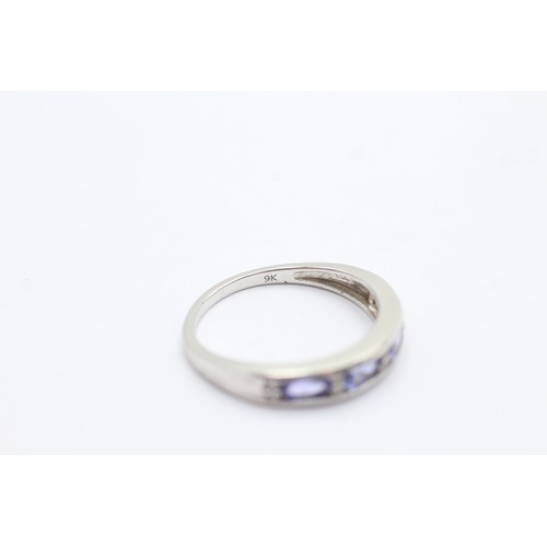 580 - 9ct white gold tanzanite & white gemstone band ring (3.1g) SIZE S