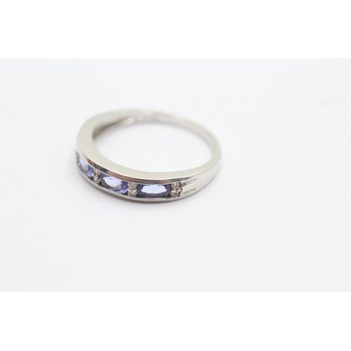 580 - 9ct white gold tanzanite & white gemstone band ring (3.1g) SIZE S