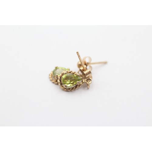 592 - 9ct gold peridot drop earrings (0.8g)