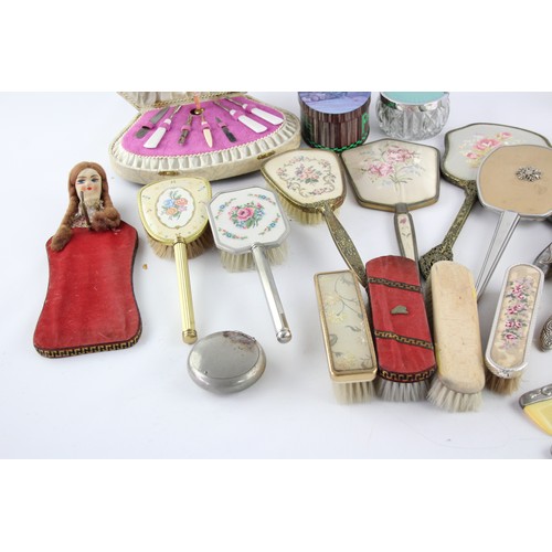 606 - 25 x Assorted Vintage LADIES VANITY Inc Hair Brush, Manicure Set Etc