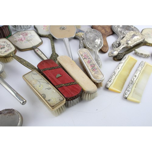 606 - 25 x Assorted Vintage LADIES VANITY Inc Hair Brush, Manicure Set Etc