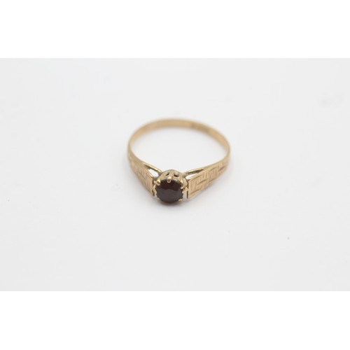 640 - 9ct gold vintage garnet set solitaire ring (1.3g) SIZE N