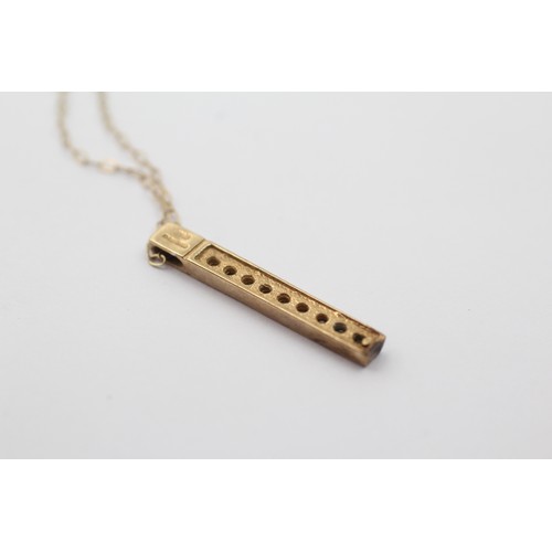 643 - 9ct gold diamond bar pendant necklace (1.6g)