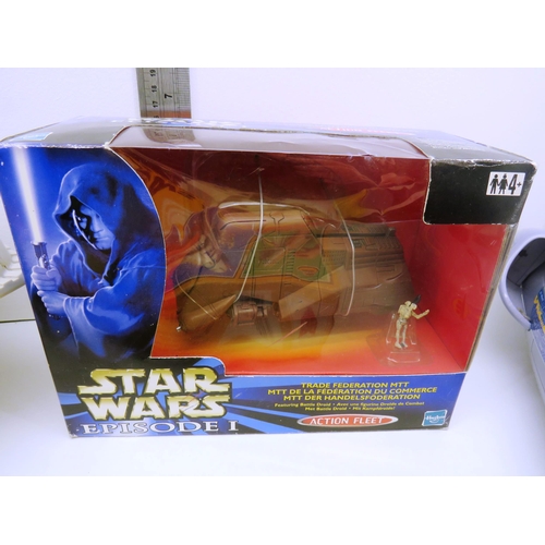 102 - SELECTION OF TOYS & COMICS TO INCLUDE STAR WARS, TOY STORY AND MORE