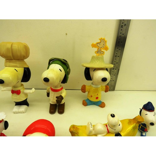 157 - LARGE QUANTITY McDONALDS SNOOPY TOYS