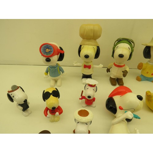 157 - LARGE QUANTITY McDONALDS SNOOPY TOYS