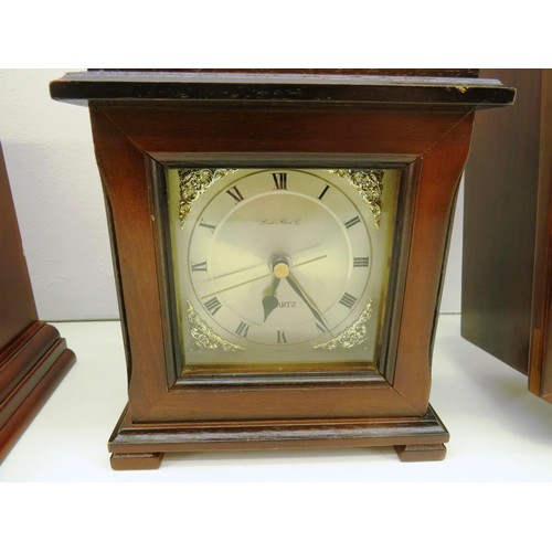 89 - TWO WOOD CASED BATTERY OPERATED MANTEL CLOCKS AND REGULATOR A CLOCK 31 DAY WITH BRASS BOBBIN AND KEY... 