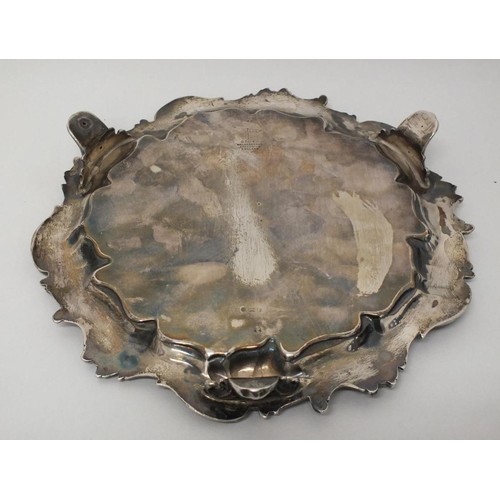 32 - VICTORIAN c1899 SOLID SILVER SALVER TRAY STANDING ON THREE FEET, WITH DECORATIVE LEAF BORDER, ENGRAV... 