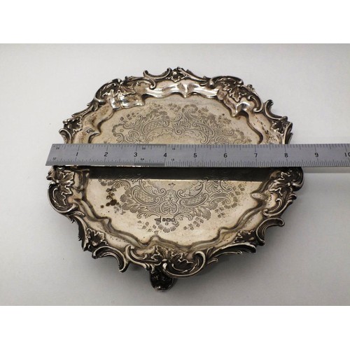 32 - VICTORIAN c1899 SOLID SILVER SALVER TRAY STANDING ON THREE FEET, WITH DECORATIVE LEAF BORDER, ENGRAV... 