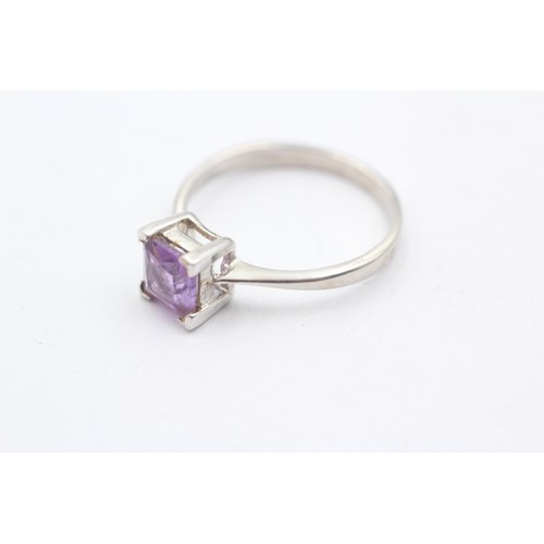 400 - 9ct white gold amethyst princess cut solitaire ring (2.5g) SIZE- P