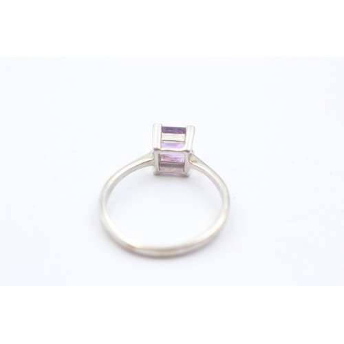 400 - 9ct white gold amethyst princess cut solitaire ring (2.5g) SIZE- P