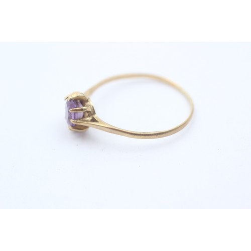 402 - 9ct gold oval amethyst solitaire ring (1.4g) SIZE- V