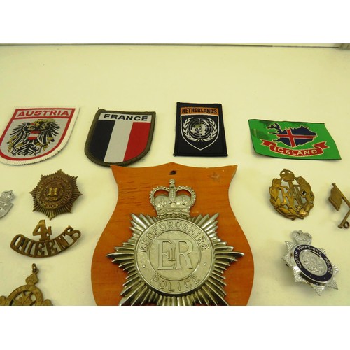 265 - BAG OF MILITARY AND POLICE BADGES AND BUTTONS